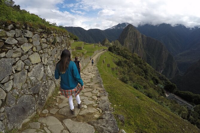 4 Days Inca Trail To Machu Picchu - Day three: Runcurakay, Phuyupatamarca, and Wiñaywayna
