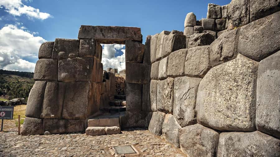 Cusco : City Tour of 4 Ruins and Sun Temple - Qenqo offers a smaller, stranger stop