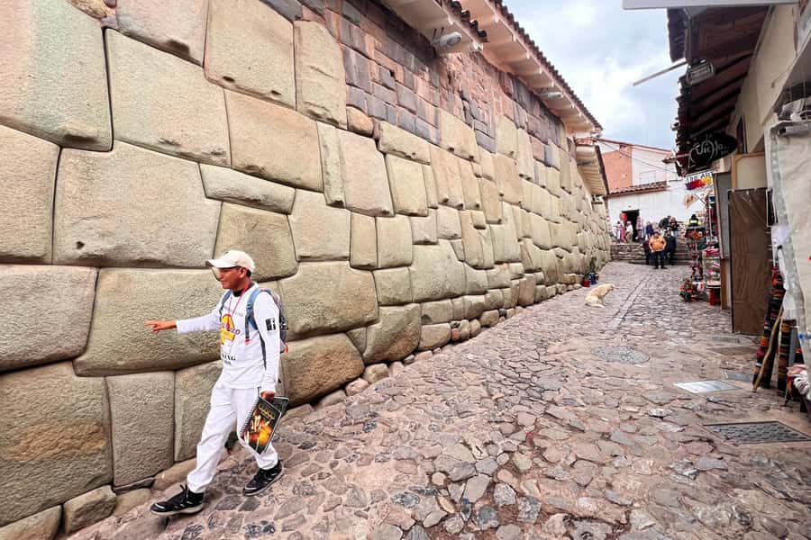 Cusco: Historic Walking Tour with Pisco Sour and Music Show - Cathedral and Company of Jesus, Cusco’s Spanish face