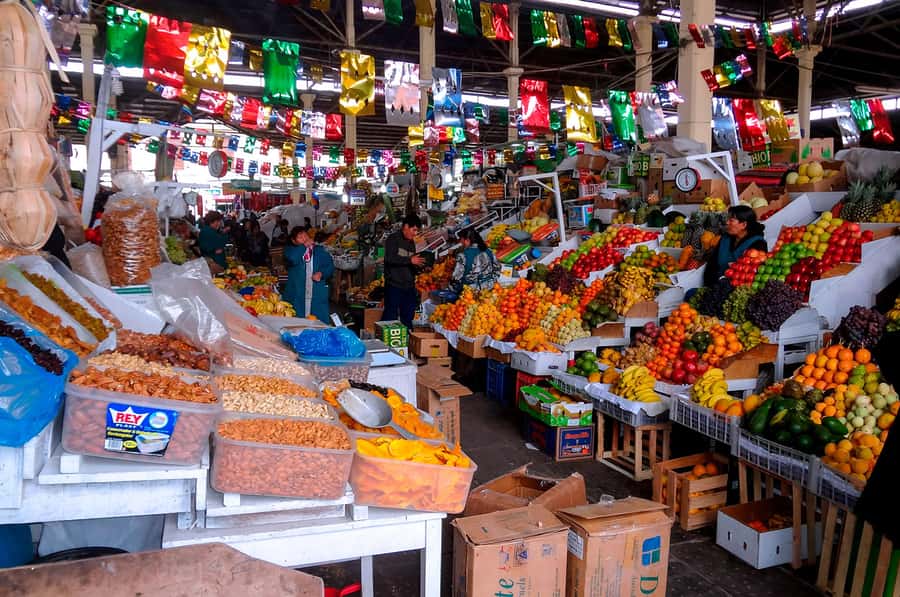 Cusco: Planetarium and Night Tour with Dinner and Pisco Sour - San Pedro Market, where Cusco shops and eats