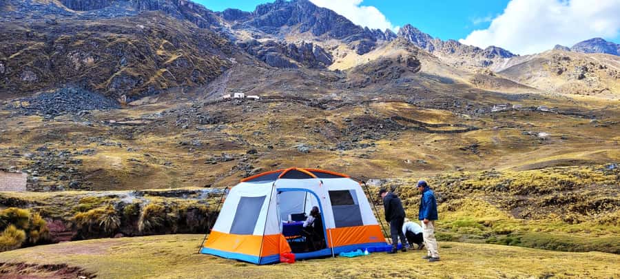 Cusco: Rainbow Mountain & Red Valley Tour with Picnic meals - A proper picnic lunch at the mountain base