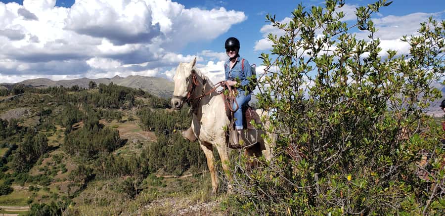 Cusco: Sacsayhuaman Guided Tour and 1-Hour Horseback Ride - Qenko and the meaning of a huaca