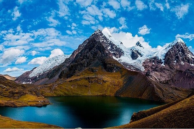 Excursion to Ausangate & 7 lakes with Coca Ceremony |Private| - The coca leaf ceremony at the first lake