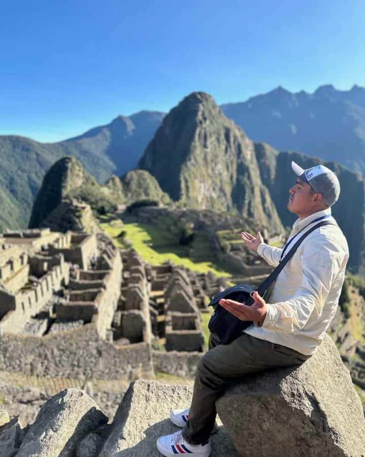 Machu Picchu: historical and photographic guided tour - Meeting in Aguas Calientes and riding up
