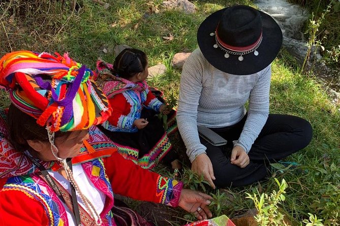 Sacred Valley Textile Workshop – Dyeing & Weaving in Cusco - Lunch around the family table